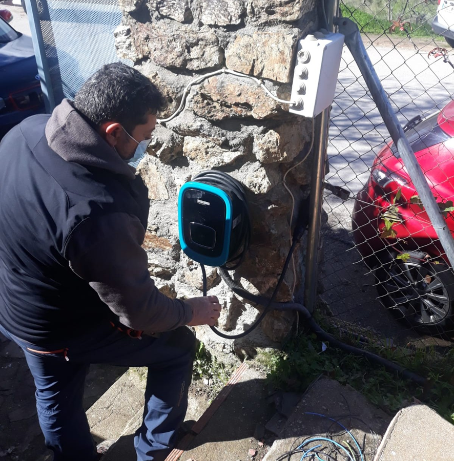 Electricista instalando un cargador para coche eléctrico