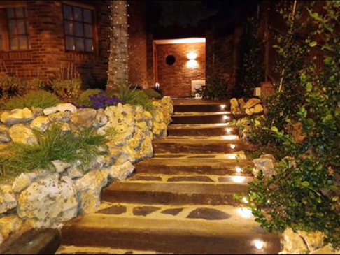 Instalación de luces de paso en una escalera de un chalet en Majadahonda.