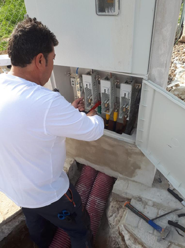 Electricista realizando una instalación eléctrica en un chalet de Majadahonda.