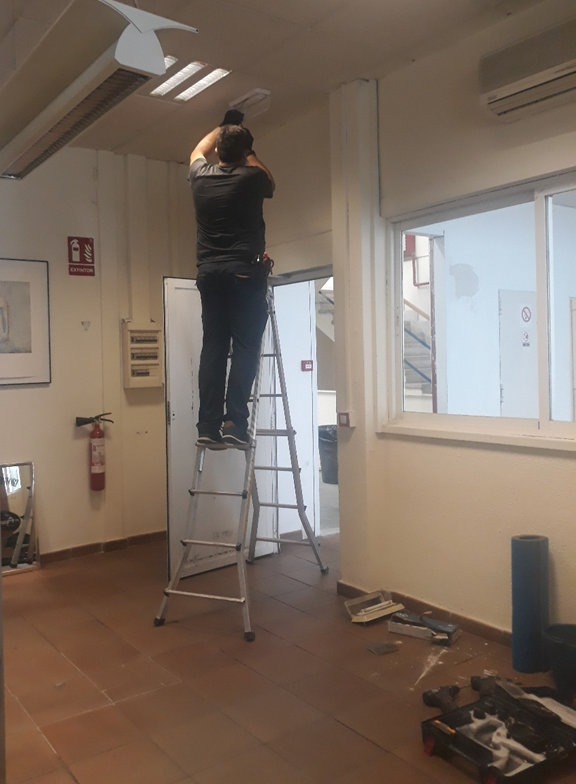 reparando una avería eléctrica en una empresa de Majadahonda