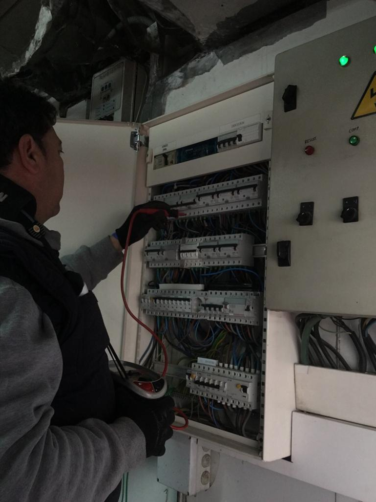 Revisión del cuadro eléctrico para tramitar el boletín eléctrico en Majadahonda.
